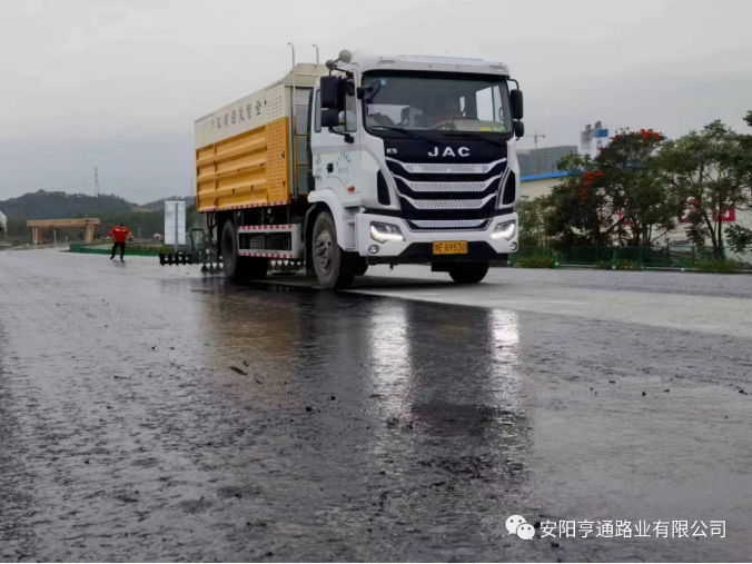 祝賀我司深汕西項(xiàng)目透層、封層試驗(yàn)段圓 滿成功